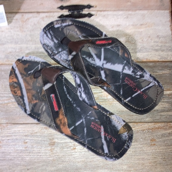 Like new men’s size 11 Black Canyon Outfitters camo flip-flop sandals - Picture 4 of 4